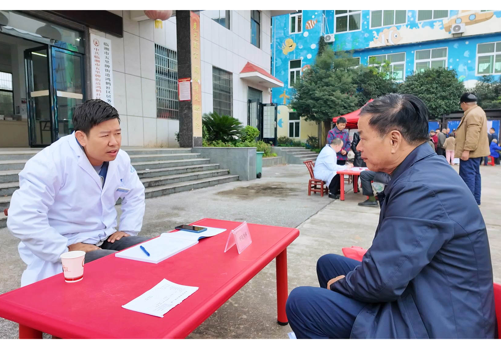 市老年保健协会开展重阳节送温暖下乡义诊活动