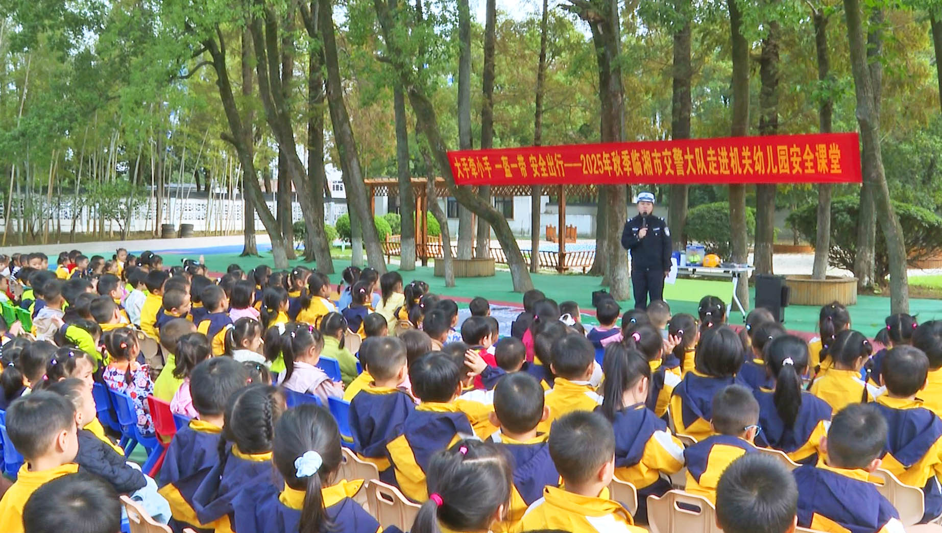 1027 市公安交警大队:“一盔一带”护安全 童心共筑平安路(幼儿园)1.jpg 1027 市公安交警大队:“一盔一带”护安全 童心共筑平安路(幼儿园)1.jpg