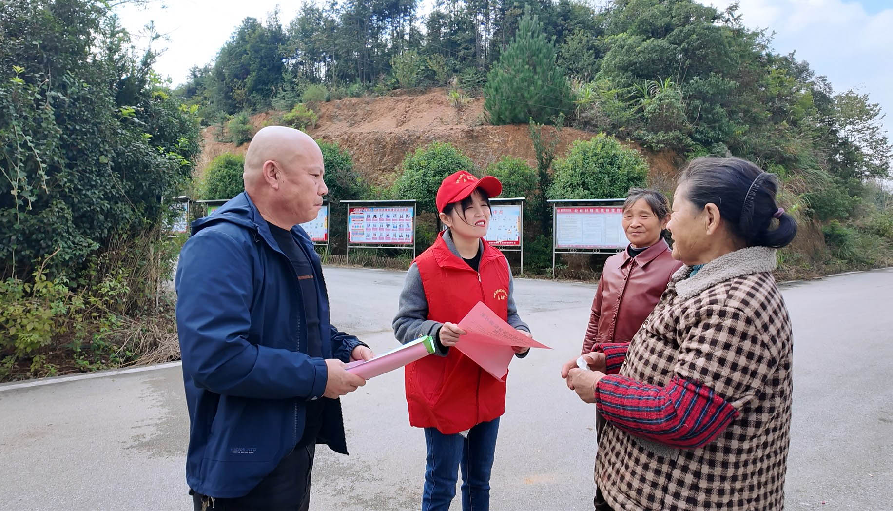 1028五里牌街道松峰村:医保宣传不停步 惠民政策入人心.jpg 1028五里牌街道松峰村:医保宣传不停步 惠民政策入人心.jpg
