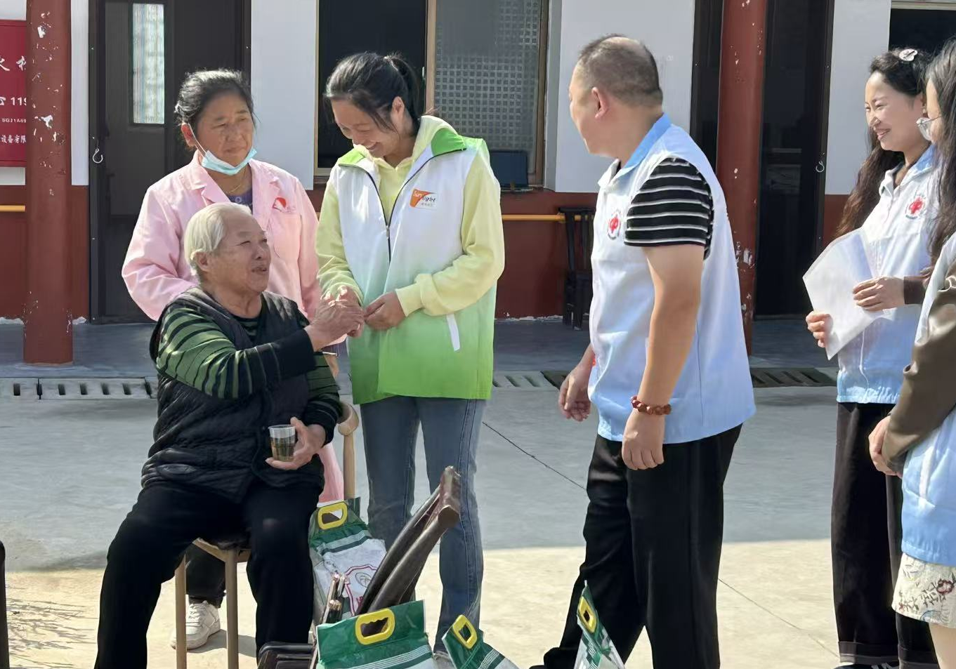 河市镇：福彩公益送温暖 敬老院内暖意浓