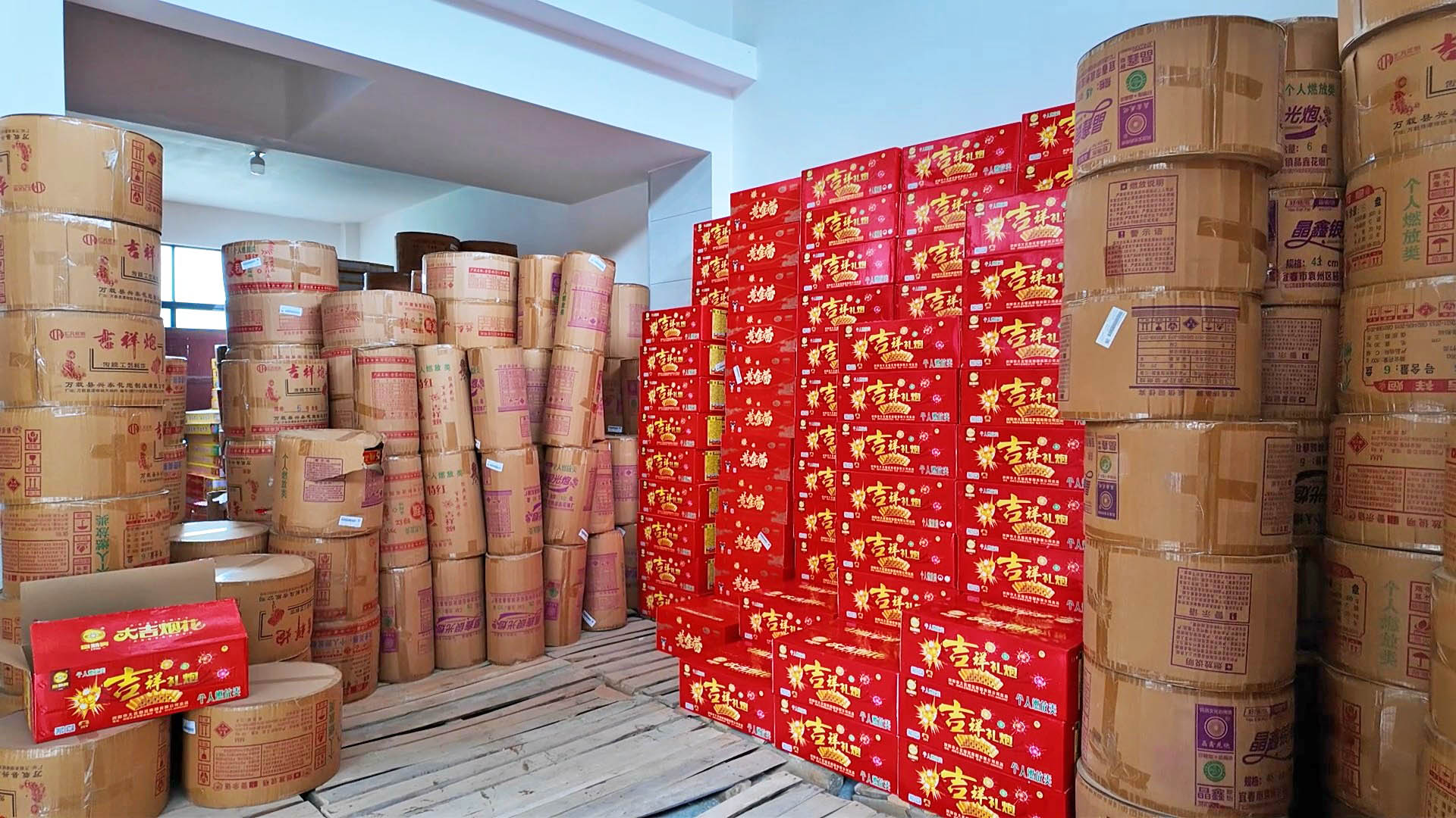 1111我市查处一非法储存烟花爆竹窝点 及时消除安全隐患.jpg 1111我市查处一非法储存烟花爆竹窝点 及时消除安全隐患.jpg