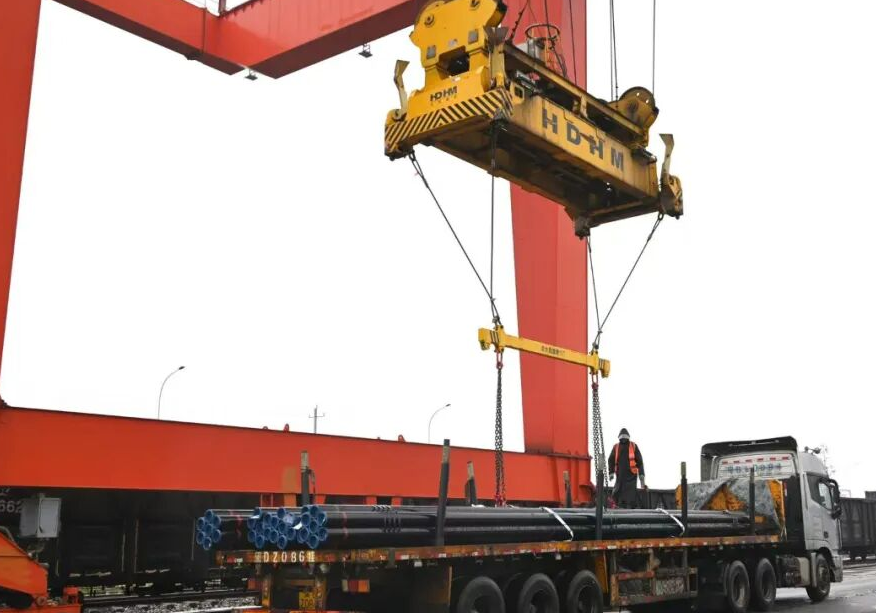 临港高新区：口岸公司“跨域联动” 助力万吨钢管铁水联运业务顺利启动