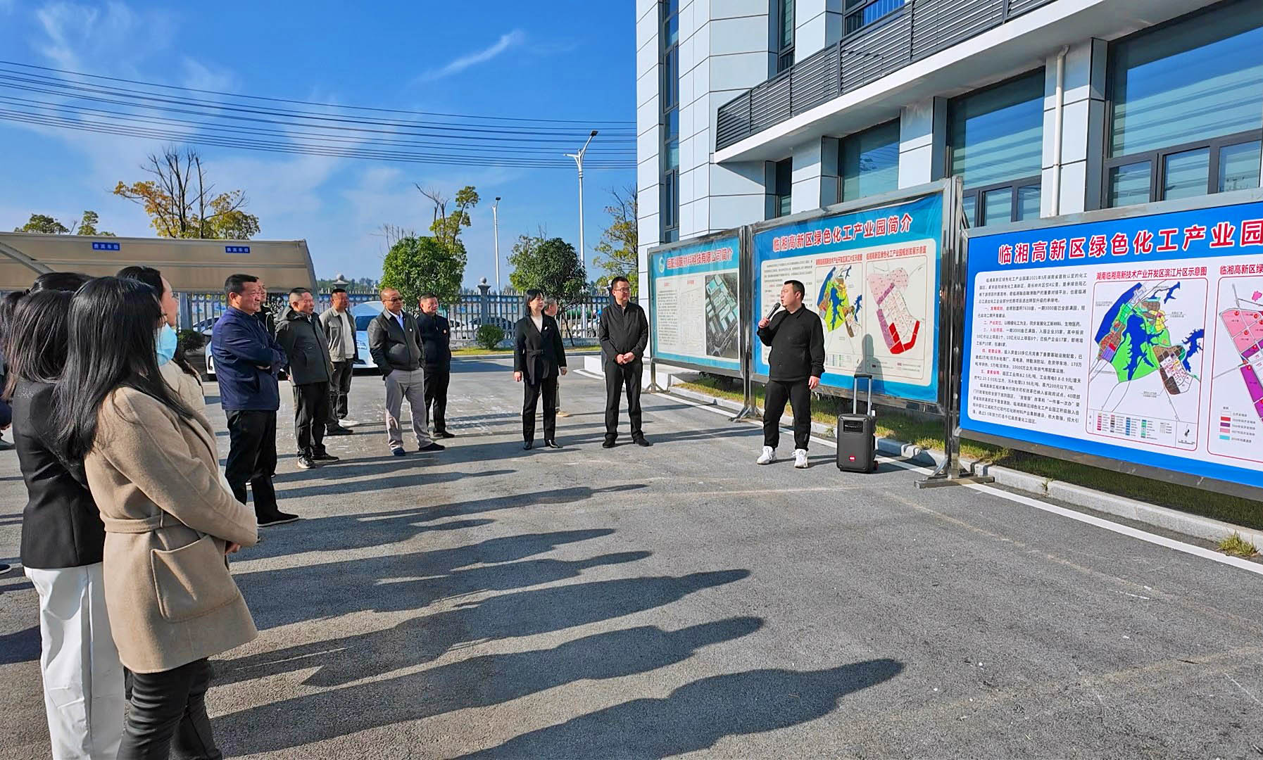 1124 我市各镇(街道)商会代表到市高新区考察交流 共谋产业发展新路径1.jpg 1124 我市各镇(街道)商会代表到市高新区考察交流 共谋产业发展新路径1.jpg