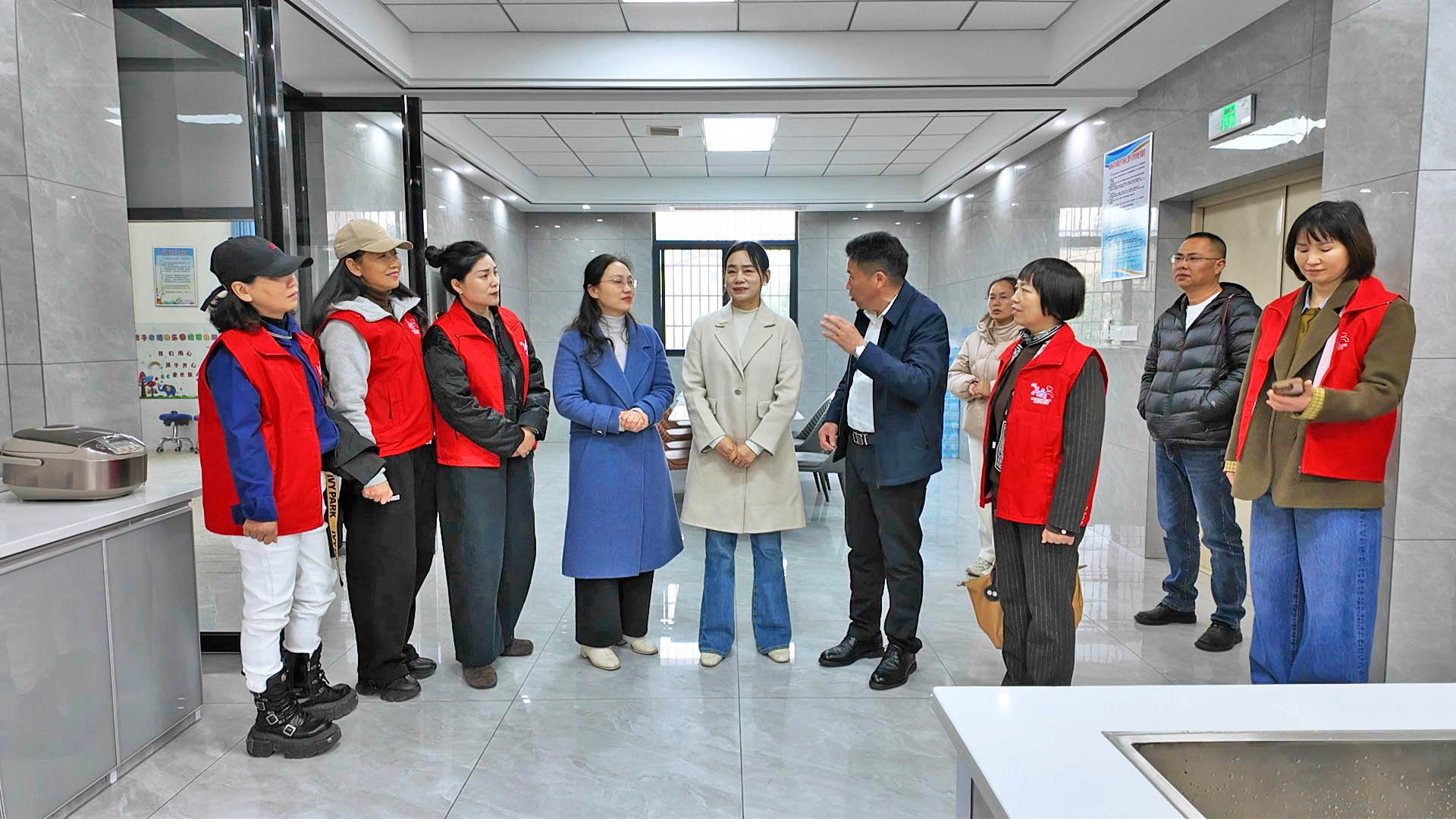 1208市妇联开展“爱心妈妈+暖心姐姐”集中关爱未成年人活动(方虹)2.jpg 1208市妇联开展“爱心妈妈+暖心姐姐”集中关爱未成年人活动(方虹)2.jpg