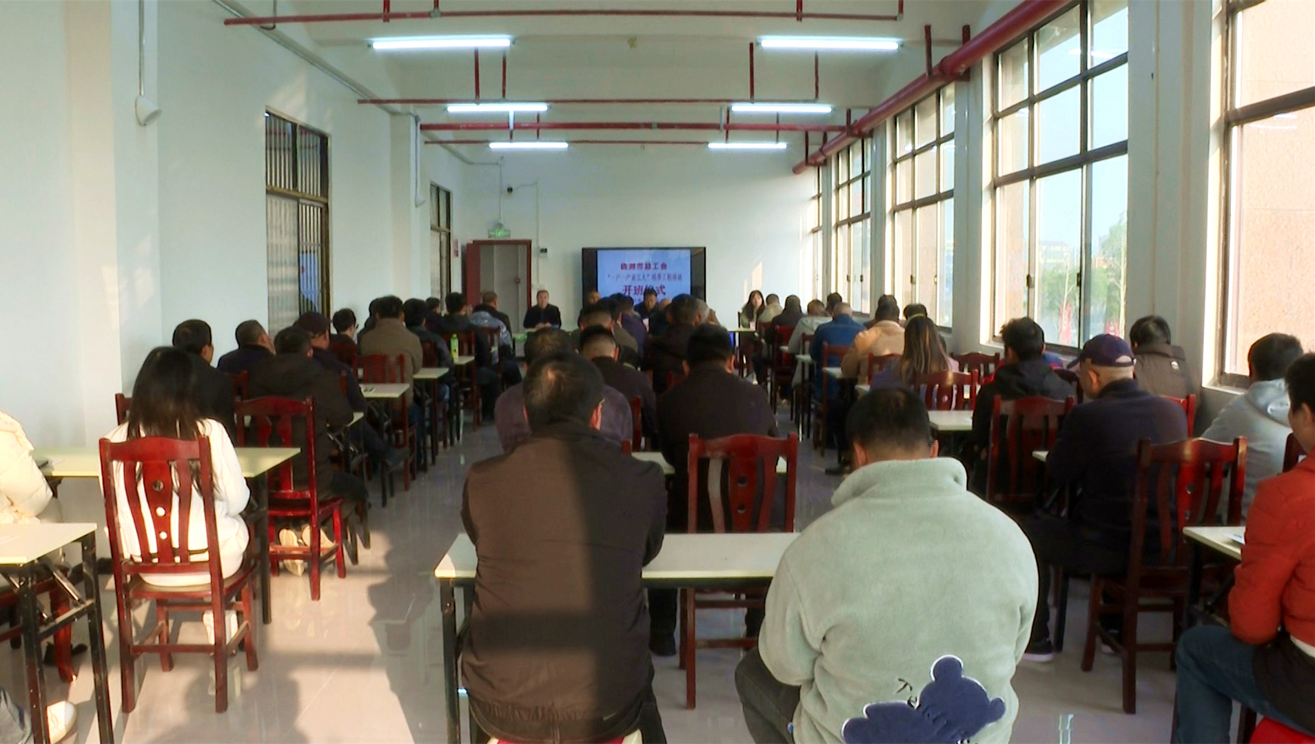 1209 市总工会:“一户一产业工人”通用设备制造班开班1_副本.jpg 1209 市总工会:“一户一产业工人”通用设备制造班开班1_副本.jpg