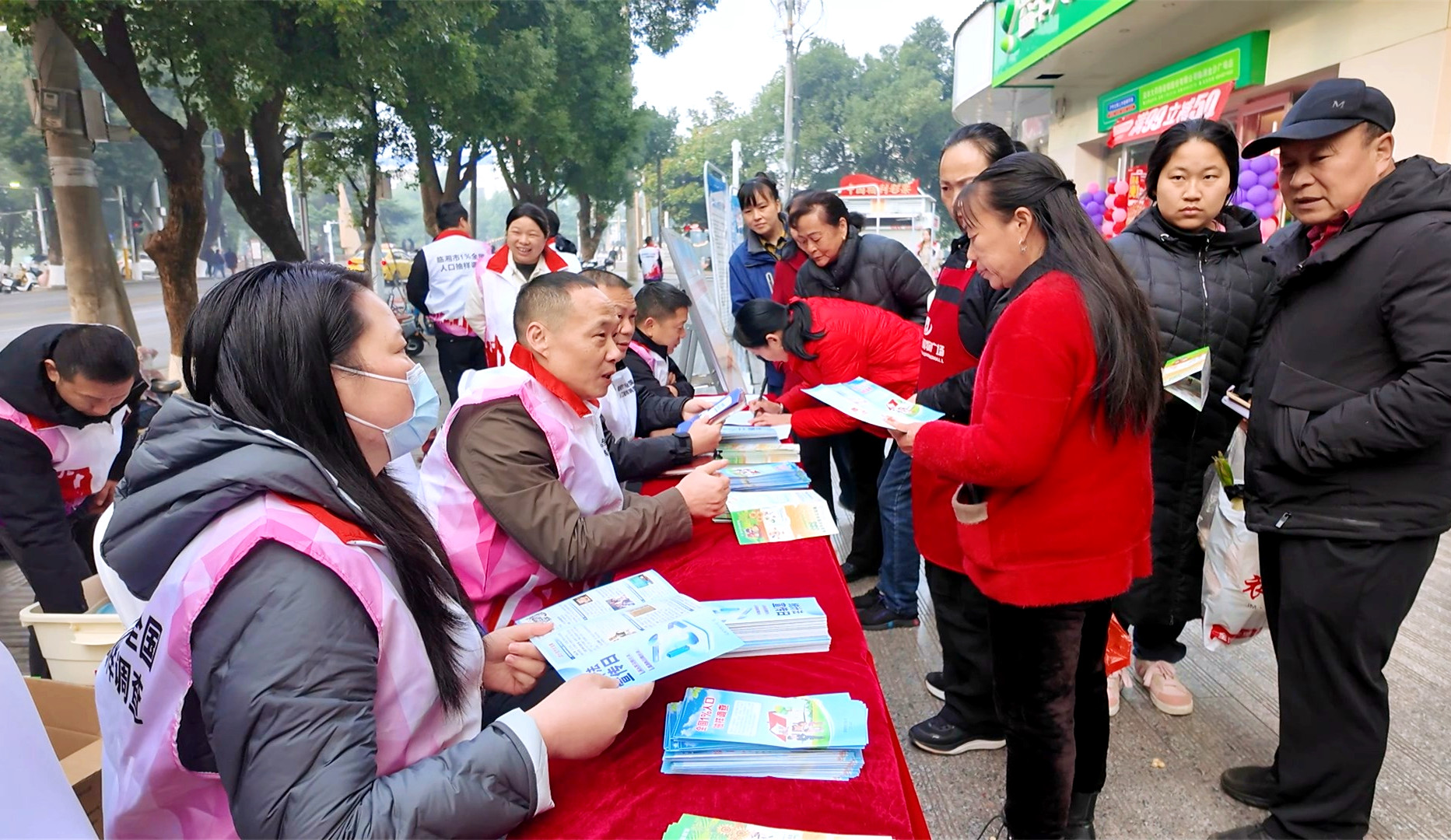 1209 市统计局开展《统计法》颁布42周年纪念日宣传活动2_副本.jpg 1209 市统计局开展《统计法》颁布42周年纪念日宣传活动2_副本.jpg