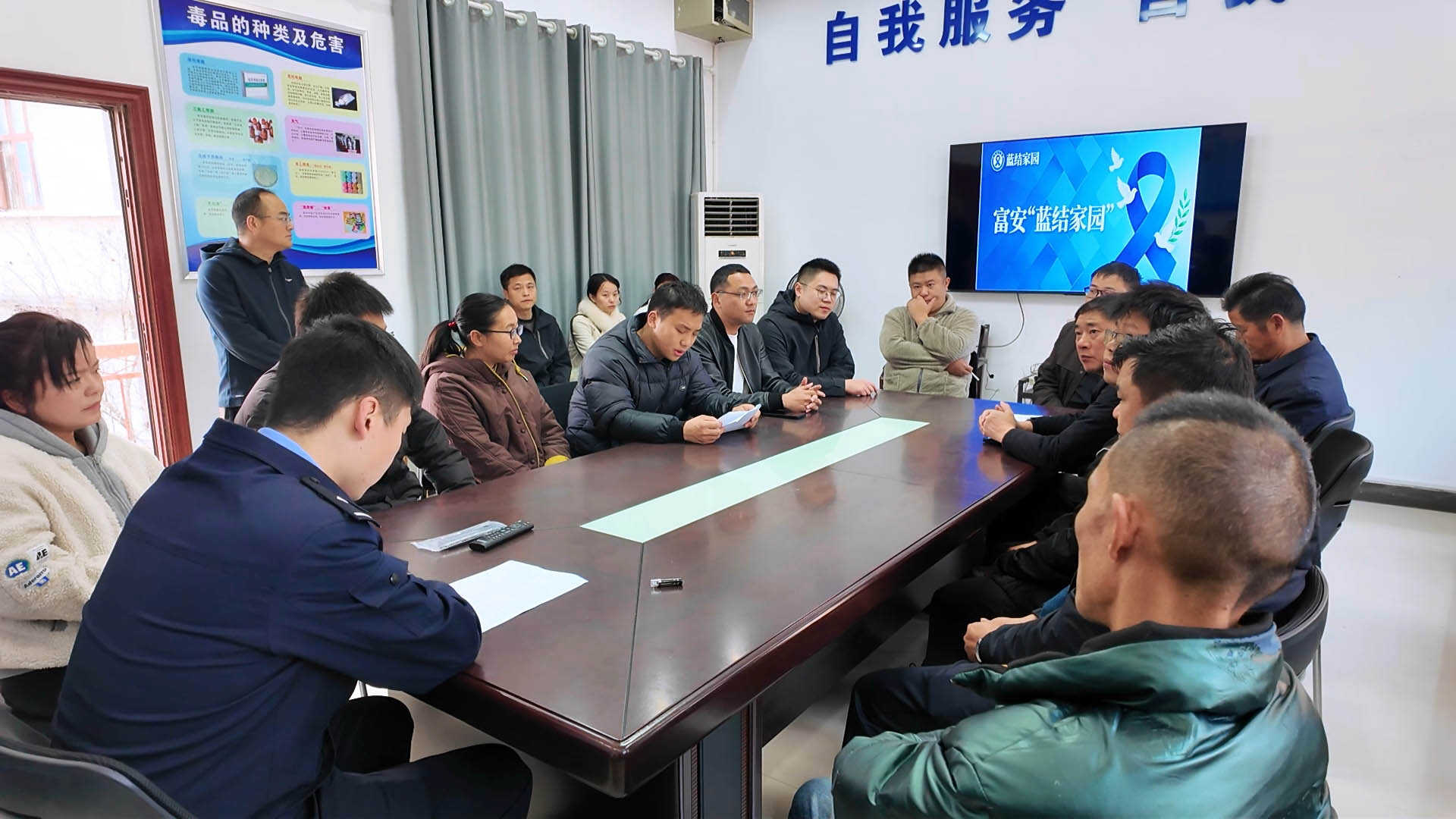 1212市禁毒办：禁毒培训筑防线 物资捐赠暖人心1.jpg