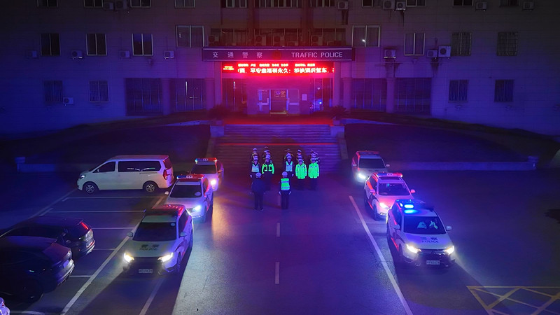 交警_副本.jpg 交警_副本.jpg