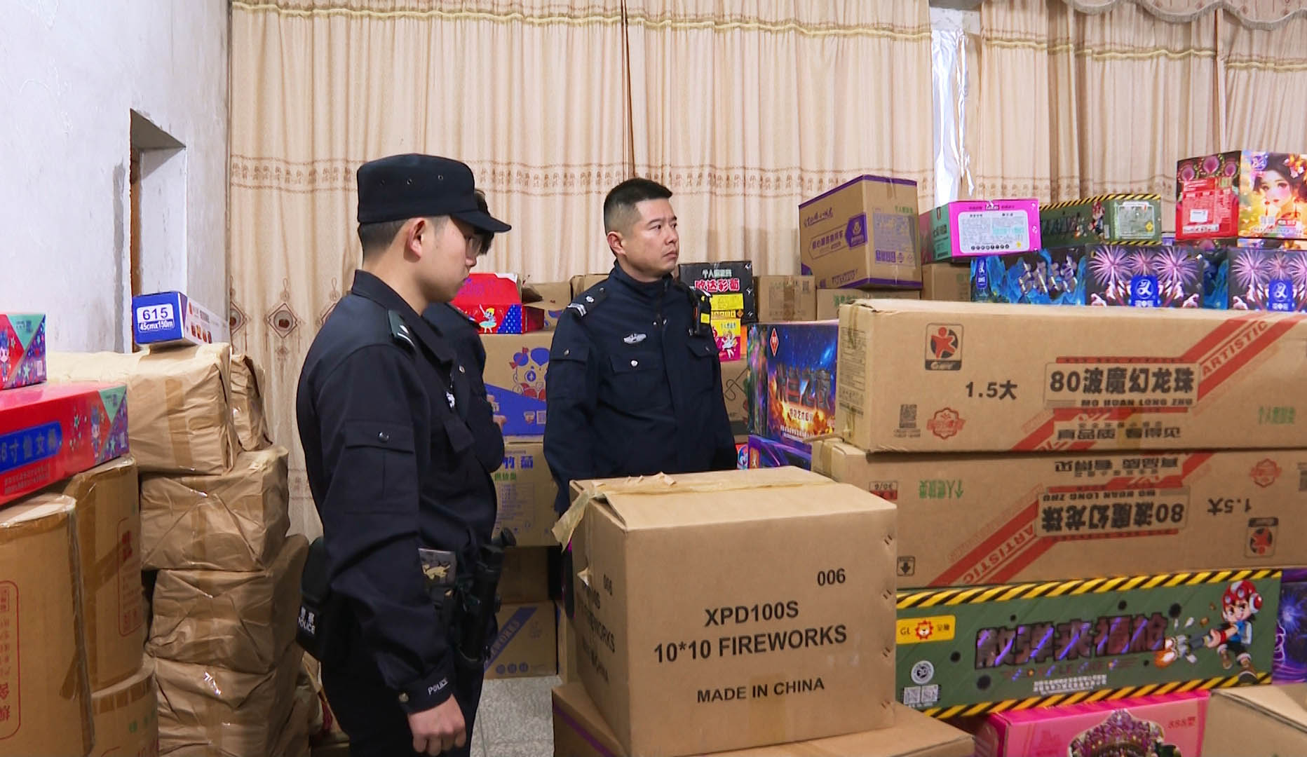 0105 我市多部门联合出击 夜查非法烟花爆竹870件.jpg 0105 我市多部门联合出击 夜查非法烟花爆竹870件.jpg