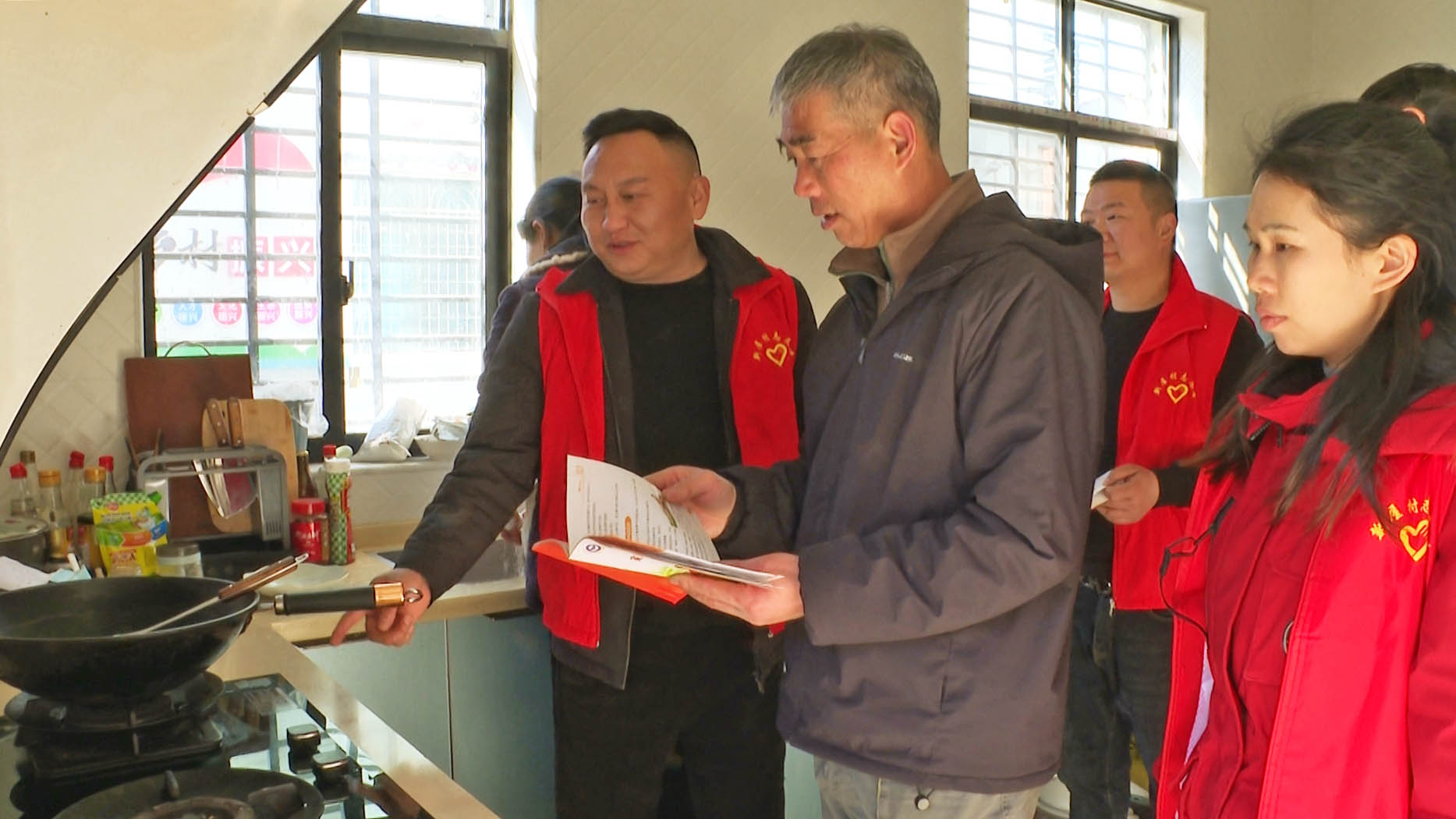 0113 羊楼司镇新屋村：冬季安全入户宣传 筑牢群众平安防线.jpg