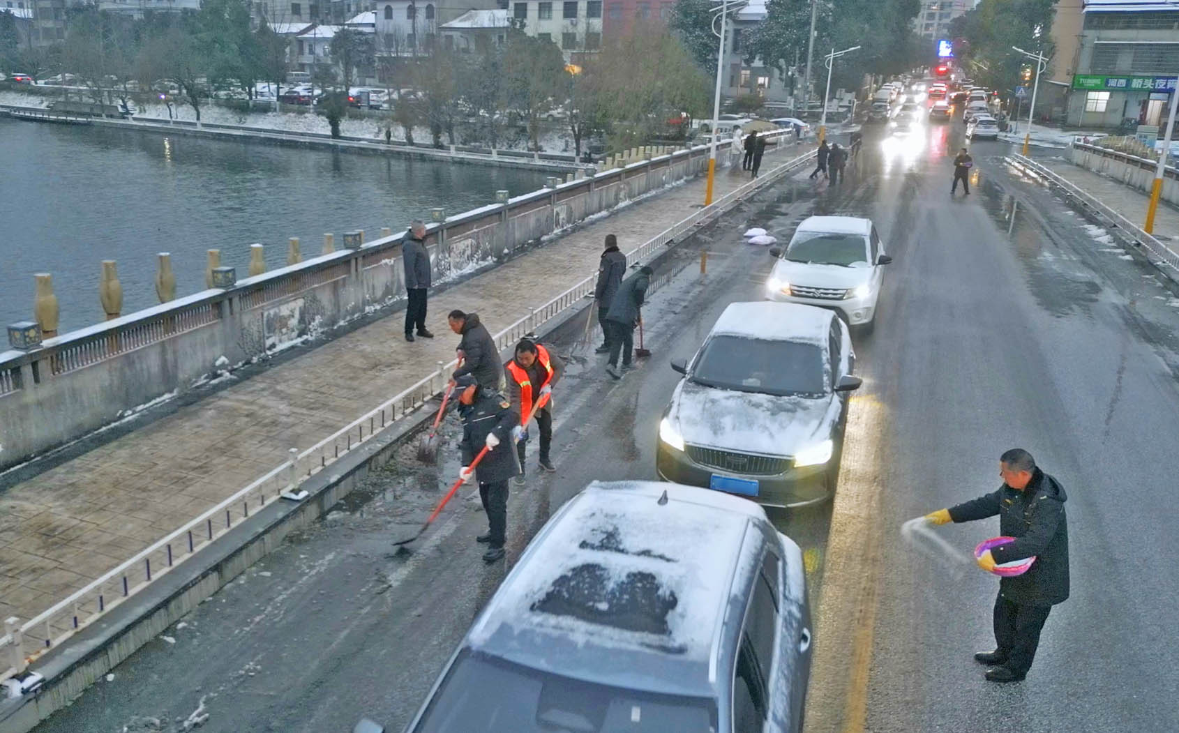 城管铲雪.jpg