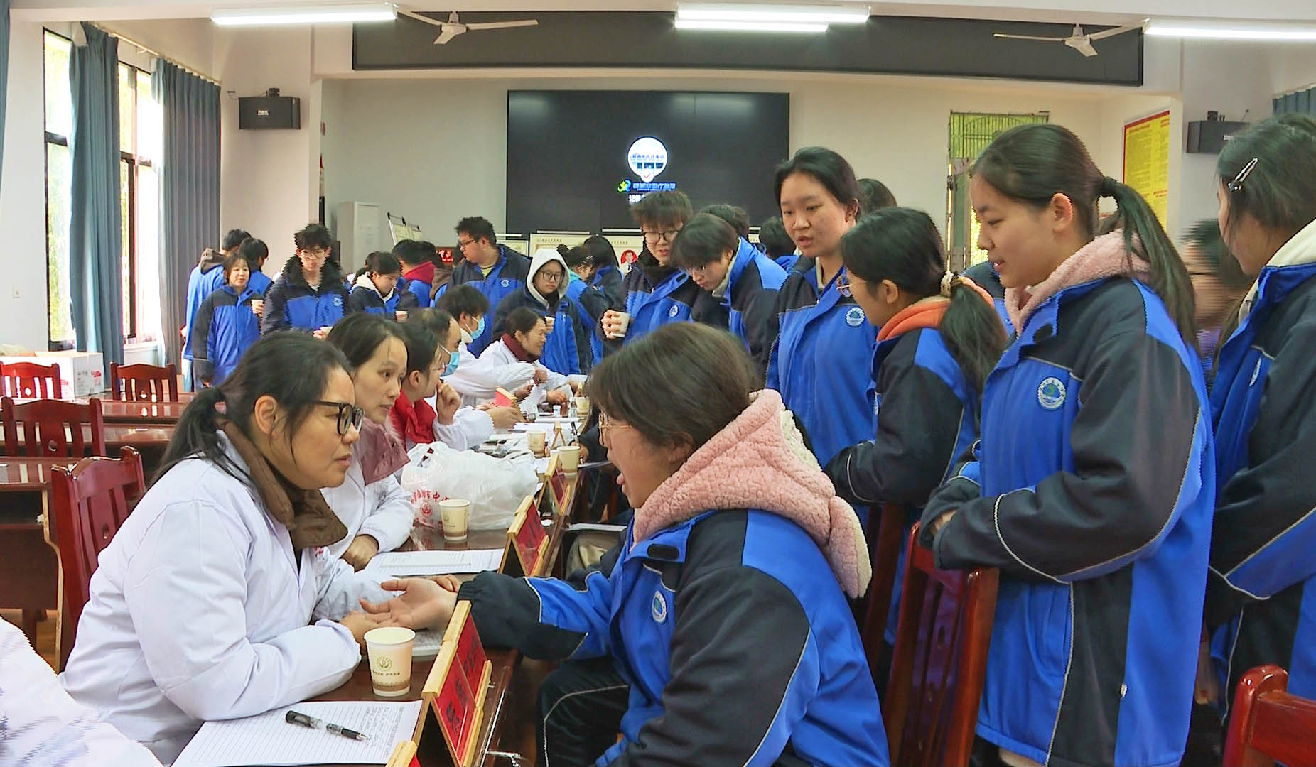 0123 市中医医院：中医技术进校园 健康服务润心田1.jpg