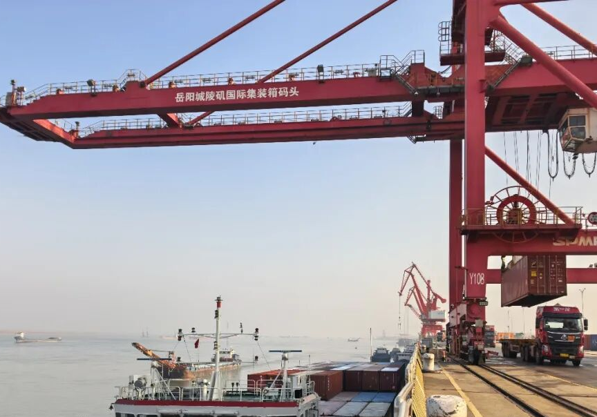 岳阳新港单日集装箱吞吐量重上3000标箱  转型突围迎“开门红”