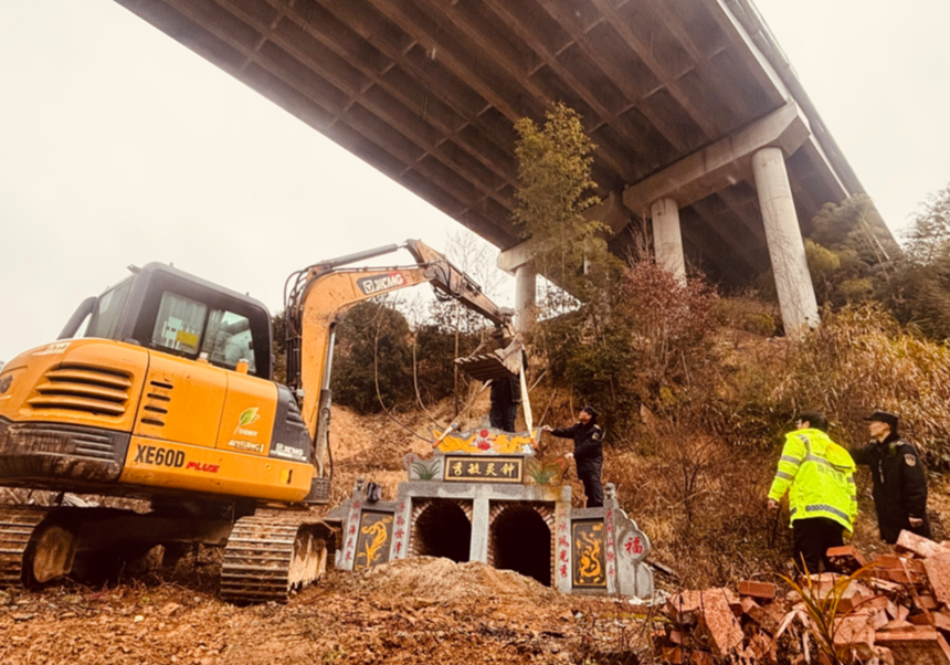 高速桥下违建“活人墓”被强制拆除