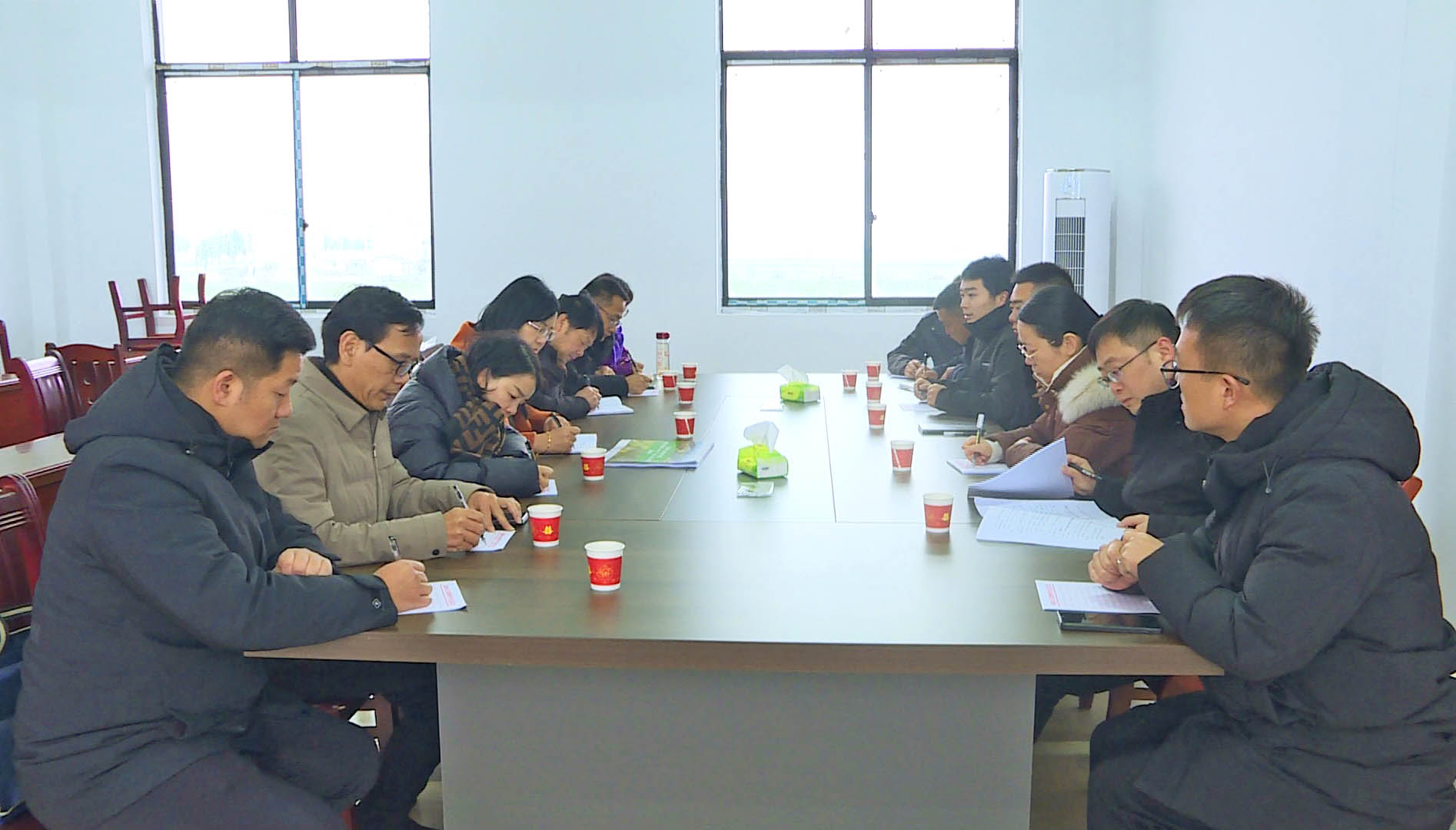 罗部长调研油菜花节.jpg 罗部长调研油菜花节.jpg