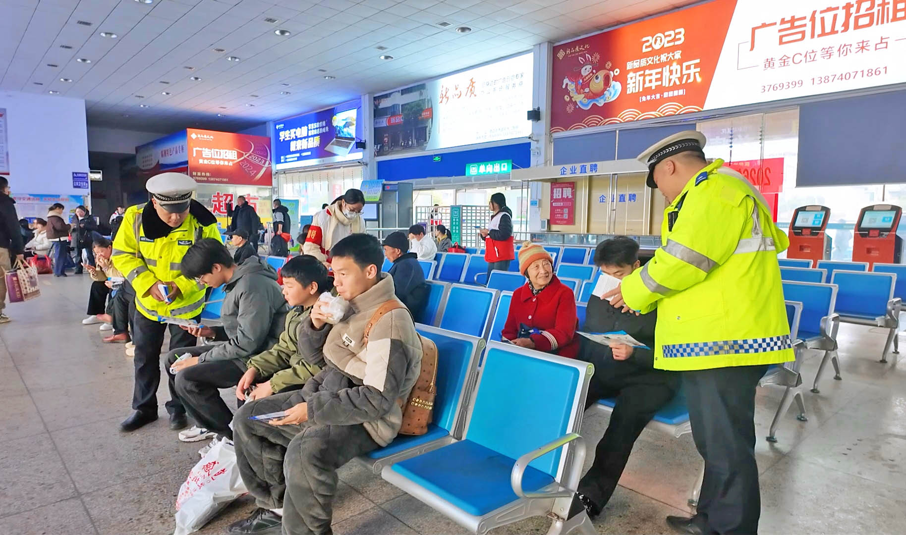 0214 情满旅途返乡路 警民同心护平安1.jpg 0214 情满旅途返乡路 警民同心护平安1.jpg