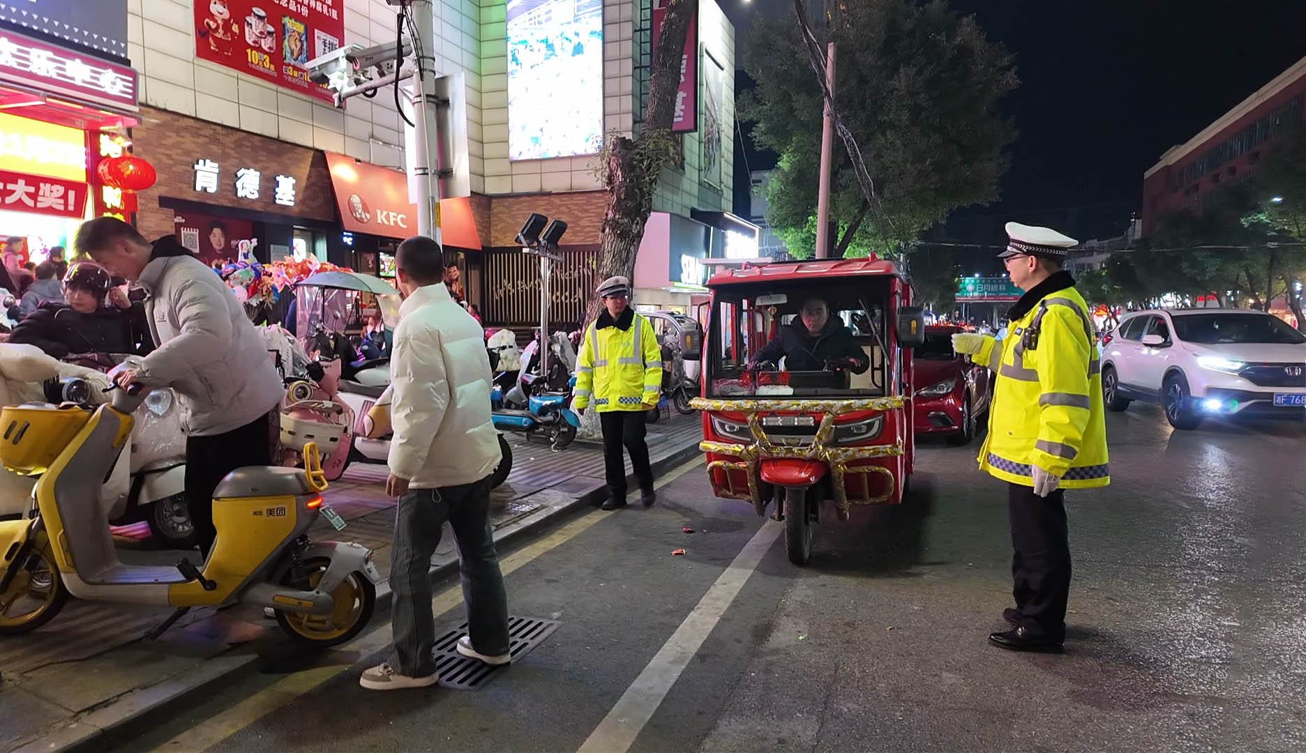 0225 市公安交警大队：坚守岗位保畅通 忠诚守护暖新春.jpg