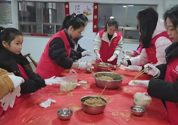 河市镇：志愿服务学雷锋 爱心饺子暖人心
