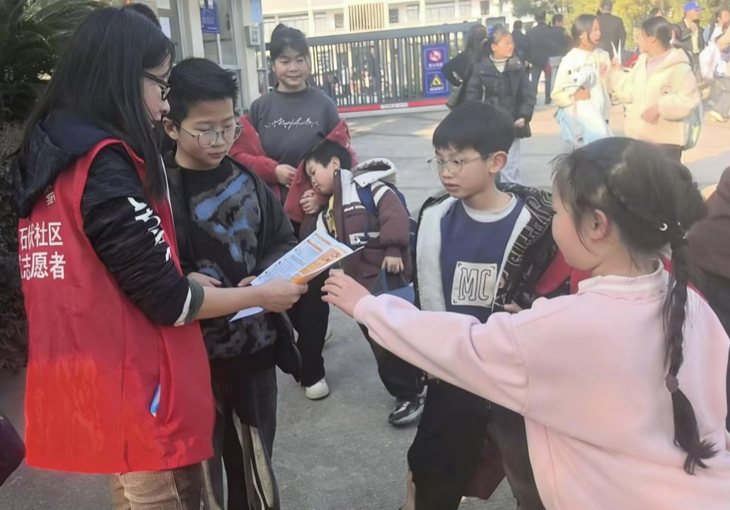 章华镇石伏社区禁毒宣传进校园