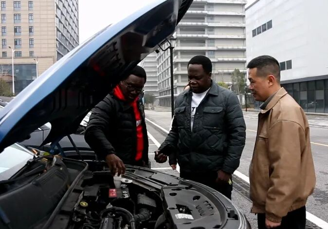 首批二手汽车从城陵矶港启航  驶向非洲市场新蓝海