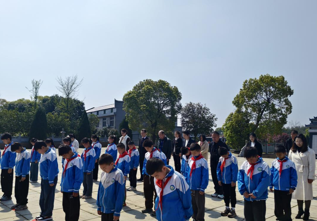 传承红色基因 河市镇学校清明祭扫缅怀英烈