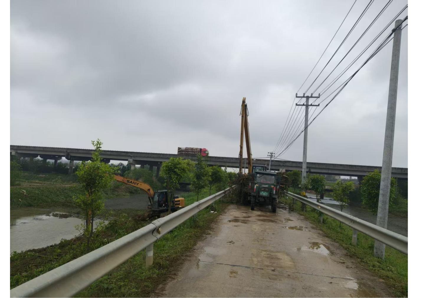 章华镇：闻令而动清淤障 铁臂挥戈保畅通