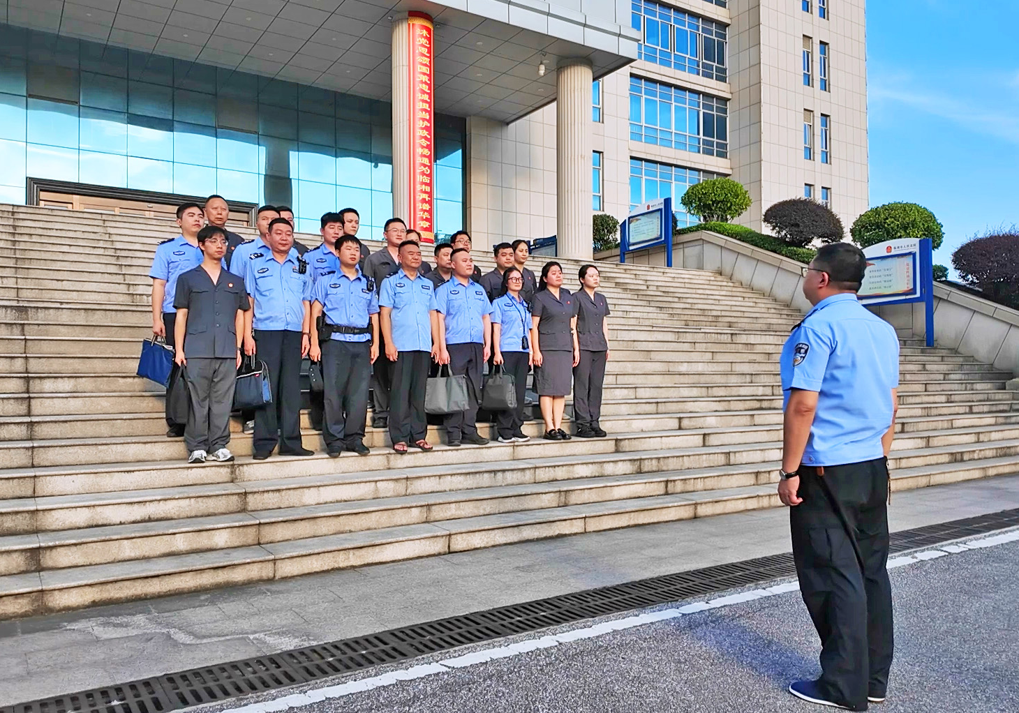 市人民法院开展“执剑出鞘·行为民生”端午夜间突击执行行动