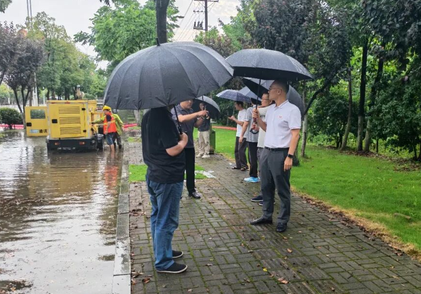 临港高新区党工委副书记、管委会主任蔺佳率队入企调研并紧急调度园区排涝