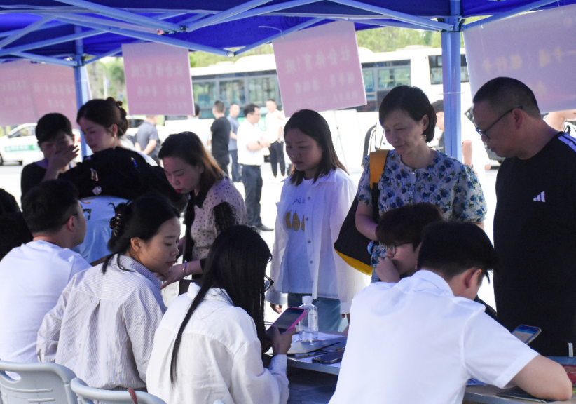 临港高新区：岳阳现代服务职业学院暖心开启新学期