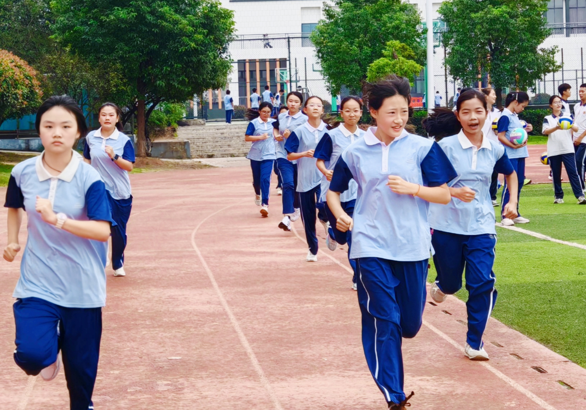“一市一款”落地  新校服“扮靓”华容校园