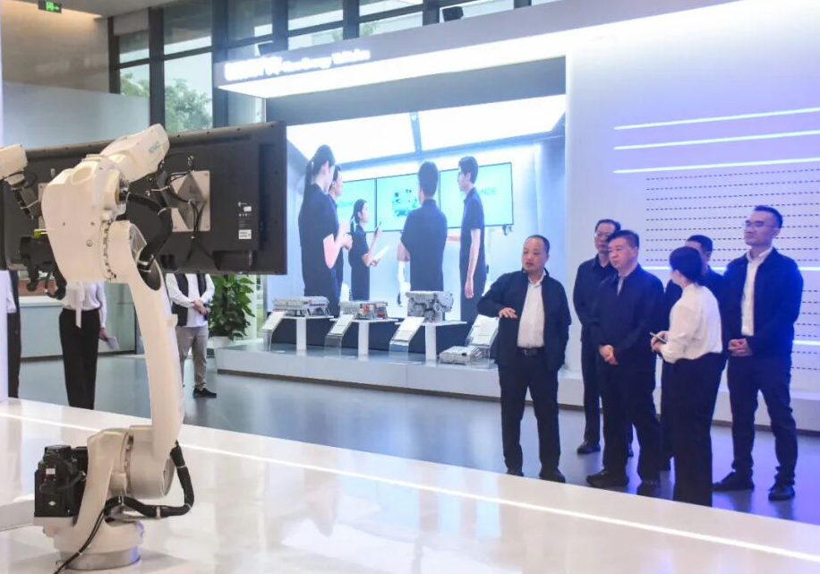 秦国良来临港高新区调研重点企业发展